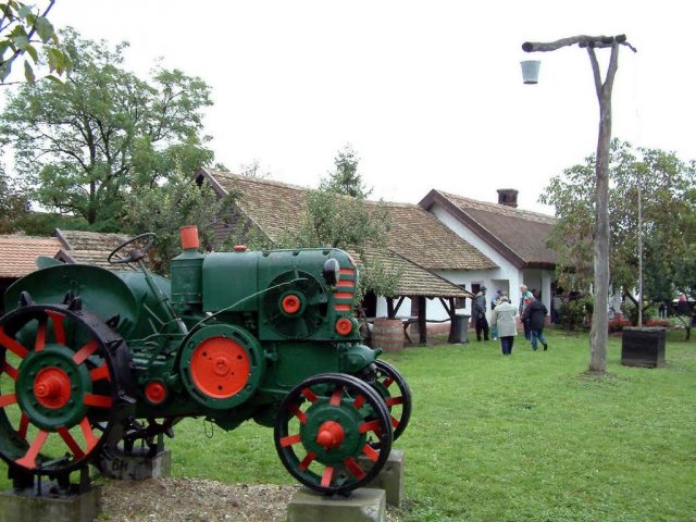 A képen egy 50-es években használt, zöld színű úgynevezett körmös traktor látható.